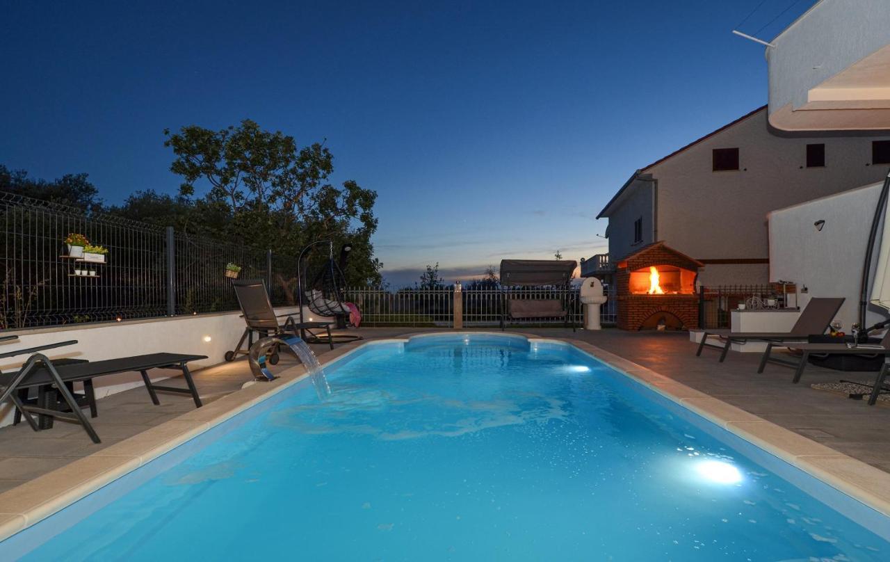 Apartment With Heated Pool And Sea View Trogir Exterior foto