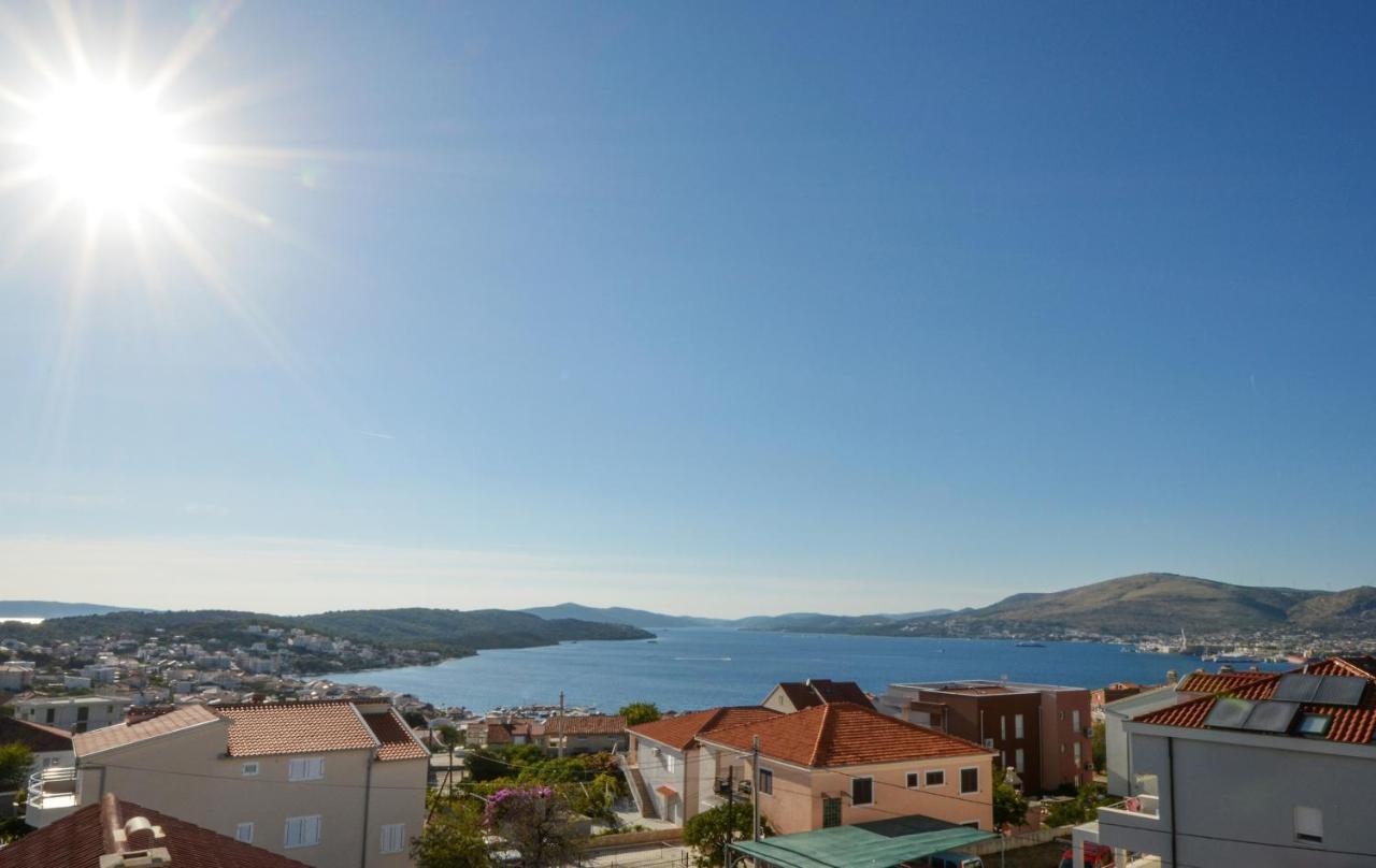 Apartment With Heated Pool And Sea View Trogir Exterior foto